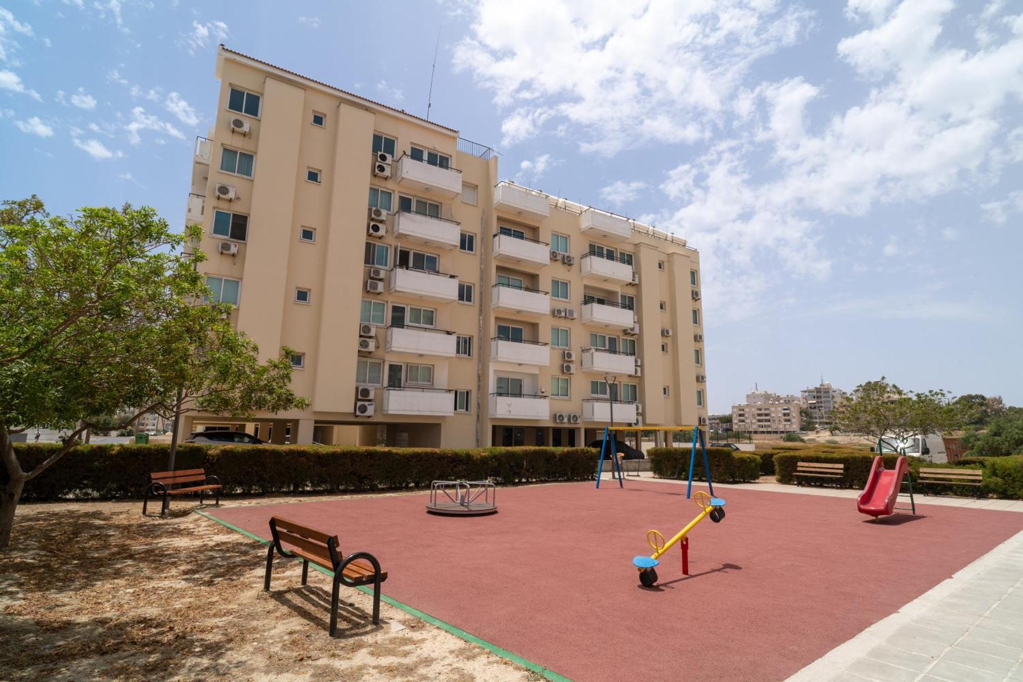 Blu Mackenzie 1 Bdr Flat With Pool Apartment Larnaca Exterior photo